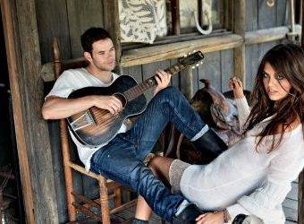 kellan_lutz_brunette_guitar_girl_home_play_model_boyfriend_saddle_hut_31371_3840x2400